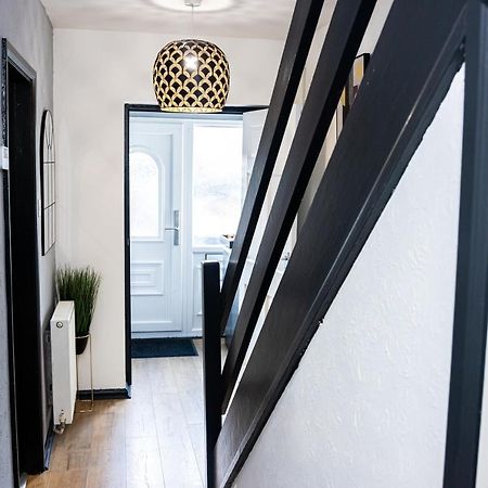 Td Stourb Dudley - Luxurious 3 Bedroom House - Sleeps 7 - Dy1 - Long And Short Stay Brierley Hill Exteriör bild