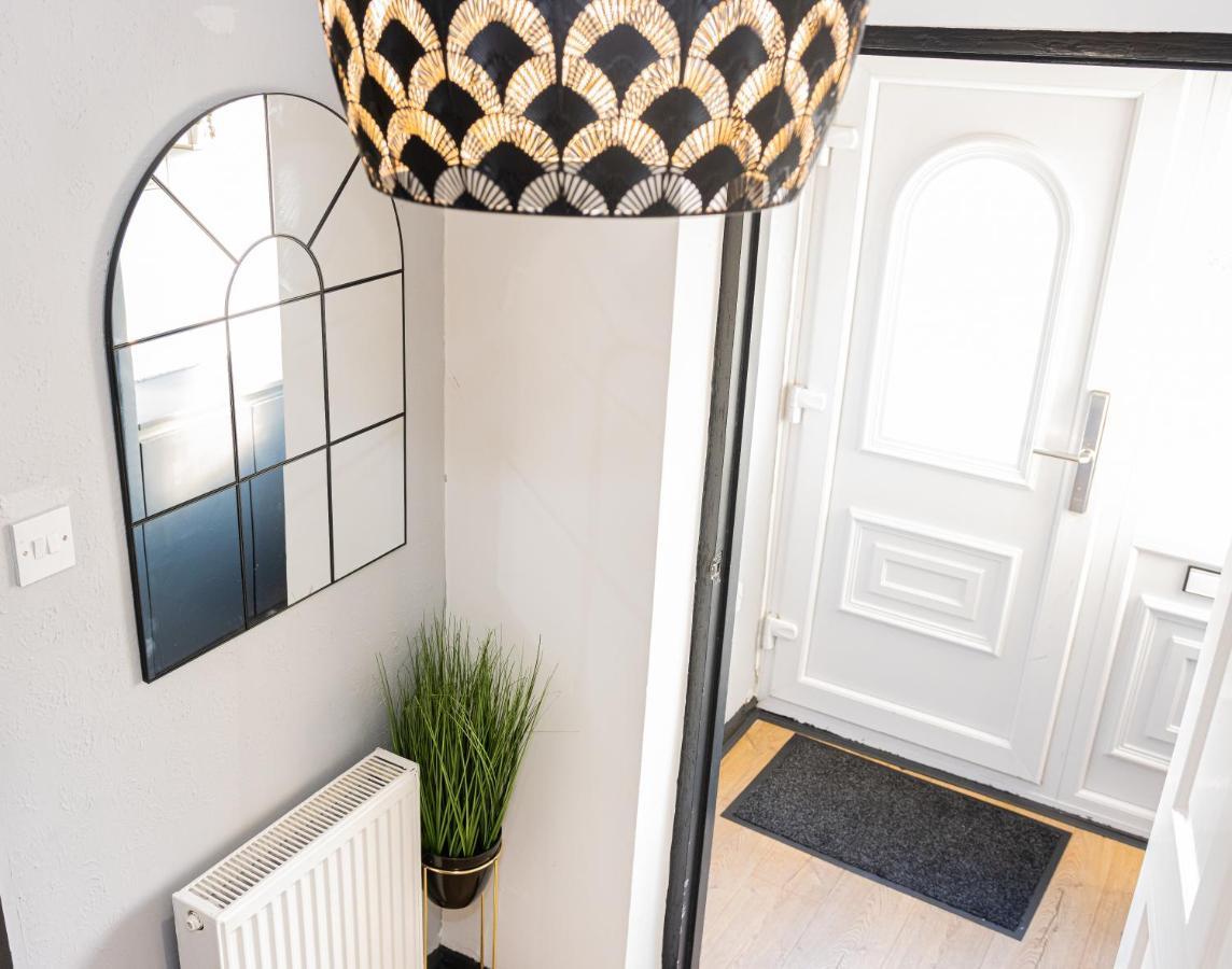 Td Stourb Dudley - Luxurious 3 Bedroom House - Sleeps 7 - Dy1 - Long And Short Stay Brierley Hill Exteriör bild