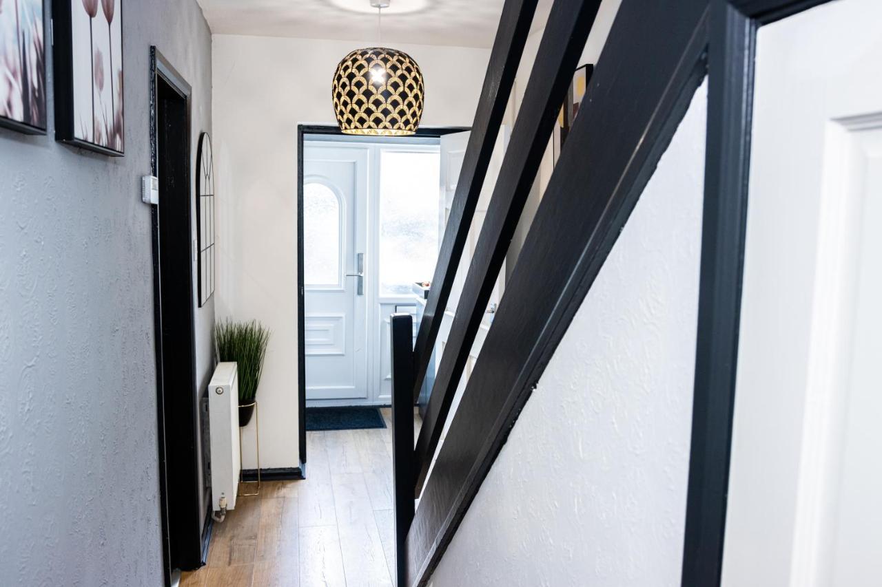 Td Stourb Dudley - Luxurious 3 Bedroom House - Sleeps 7 - Dy1 - Long And Short Stay Brierley Hill Exteriör bild