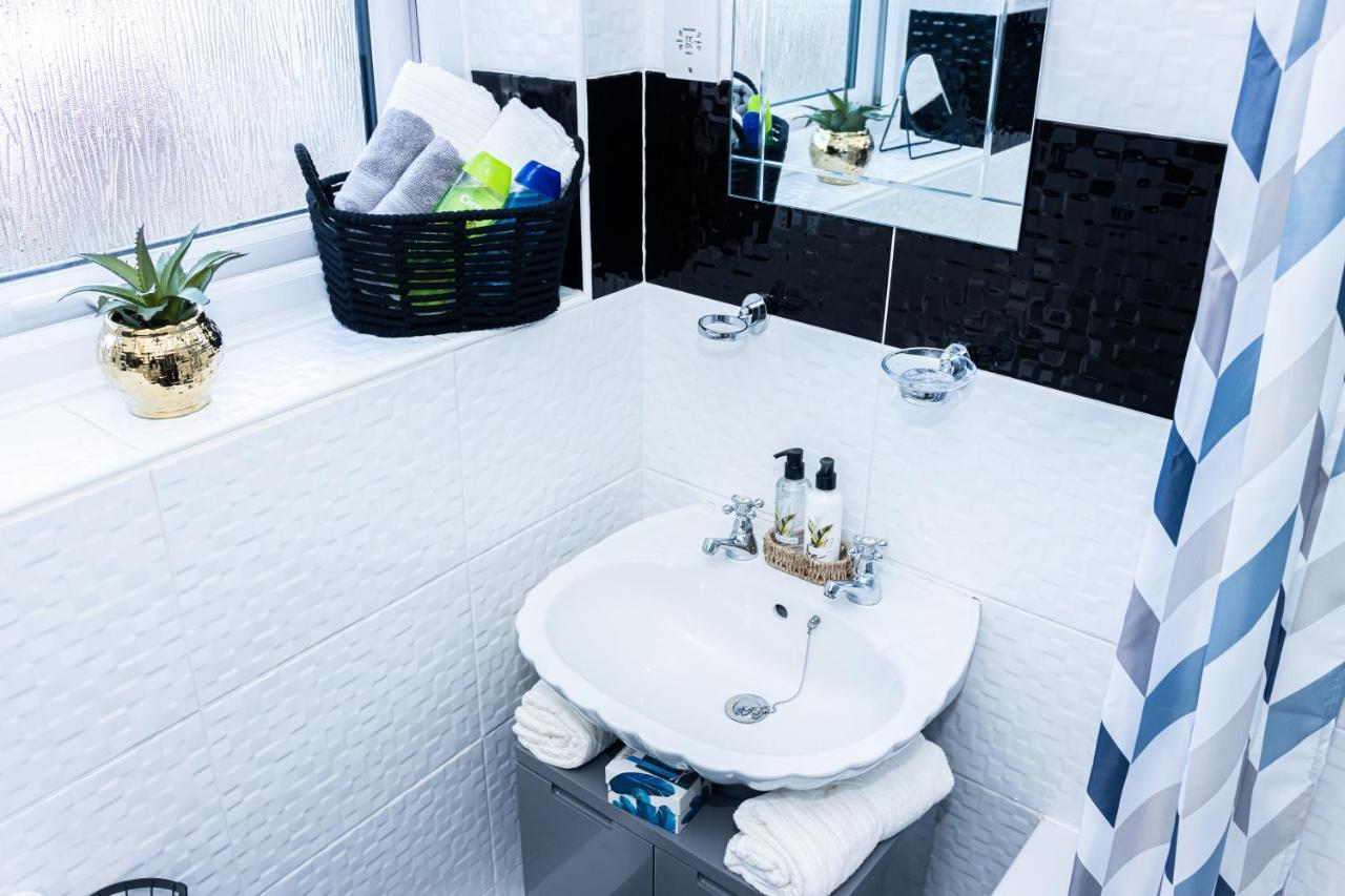 Td Stourb Dudley - Luxurious 3 Bedroom House - Sleeps 7 - Dy1 - Long And Short Stay Brierley Hill Exteriör bild