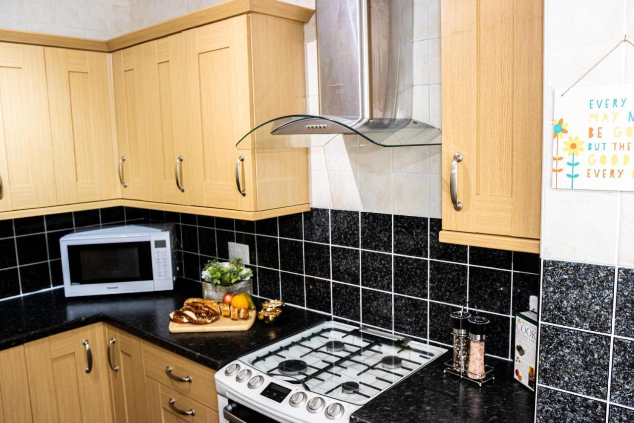 Td Stourb Dudley - Luxurious 3 Bedroom House - Sleeps 7 - Dy1 - Long And Short Stay Brierley Hill Exteriör bild