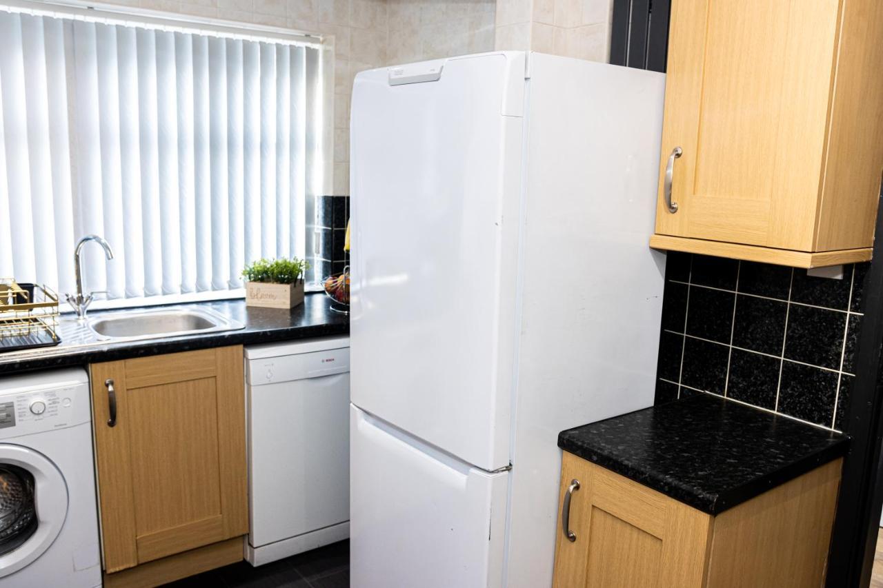 Td Stourb Dudley - Luxurious 3 Bedroom House - Sleeps 7 - Dy1 - Long And Short Stay Brierley Hill Exteriör bild