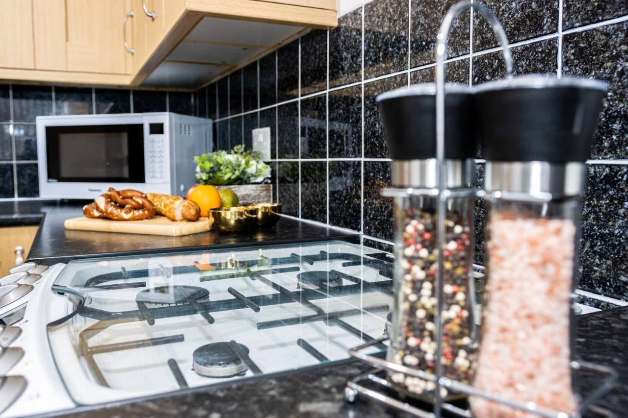 Td Stourb Dudley - Luxurious 3 Bedroom House - Sleeps 7 - Dy1 - Long And Short Stay Brierley Hill Exteriör bild