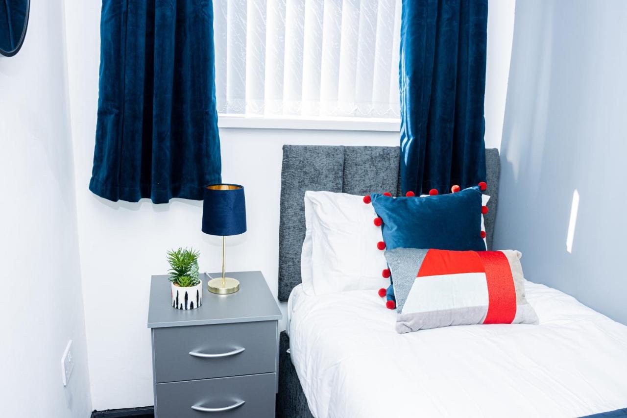 Td Stourb Dudley - Luxurious 3 Bedroom House - Sleeps 7 - Dy1 - Long And Short Stay Brierley Hill Exteriör bild