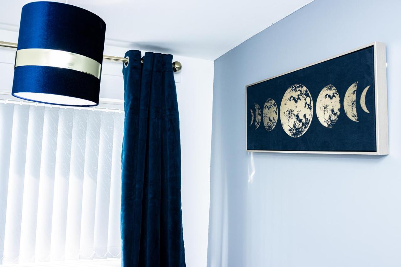 Td Stourb Dudley - Luxurious 3 Bedroom House - Sleeps 7 - Dy1 - Long And Short Stay Brierley Hill Exteriör bild