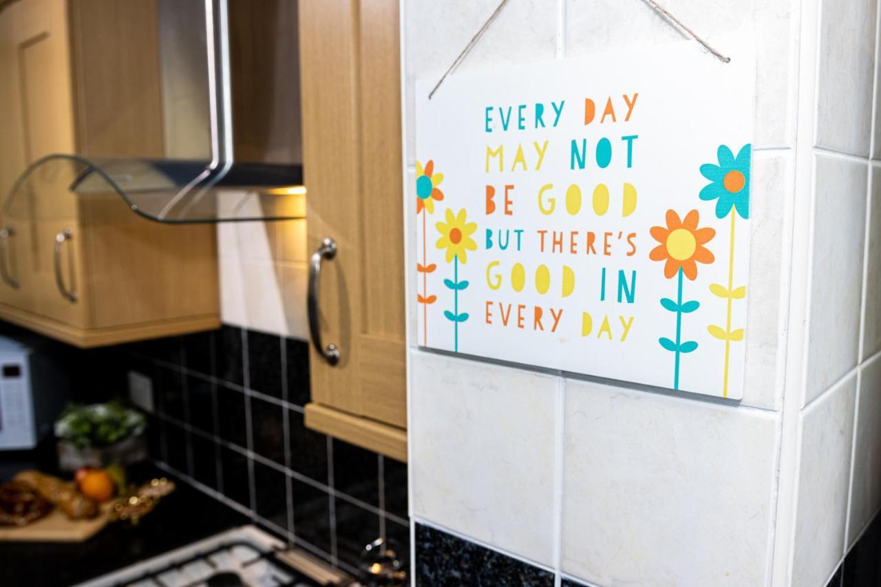Td Stourb Dudley - Luxurious 3 Bedroom House - Sleeps 7 - Dy1 - Long And Short Stay Brierley Hill Exteriör bild