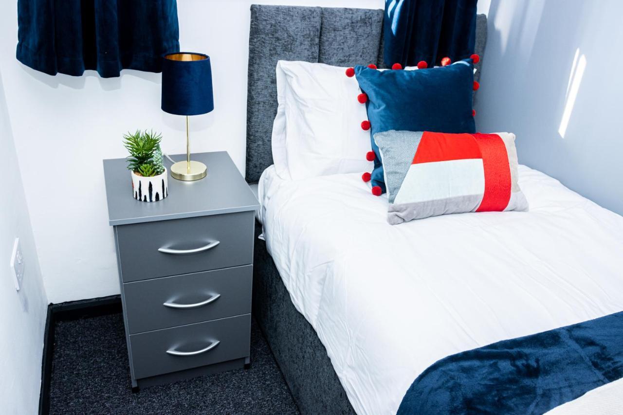 Td Stourb Dudley - Luxurious 3 Bedroom House - Sleeps 7 - Dy1 - Long And Short Stay Brierley Hill Exteriör bild