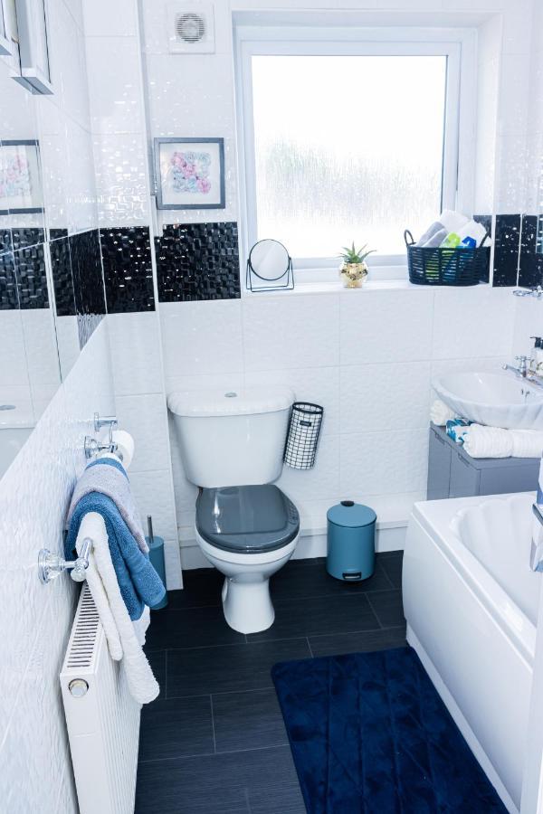 Td Stourb Dudley - Luxurious 3 Bedroom House - Sleeps 7 - Dy1 - Long And Short Stay Brierley Hill Exteriör bild