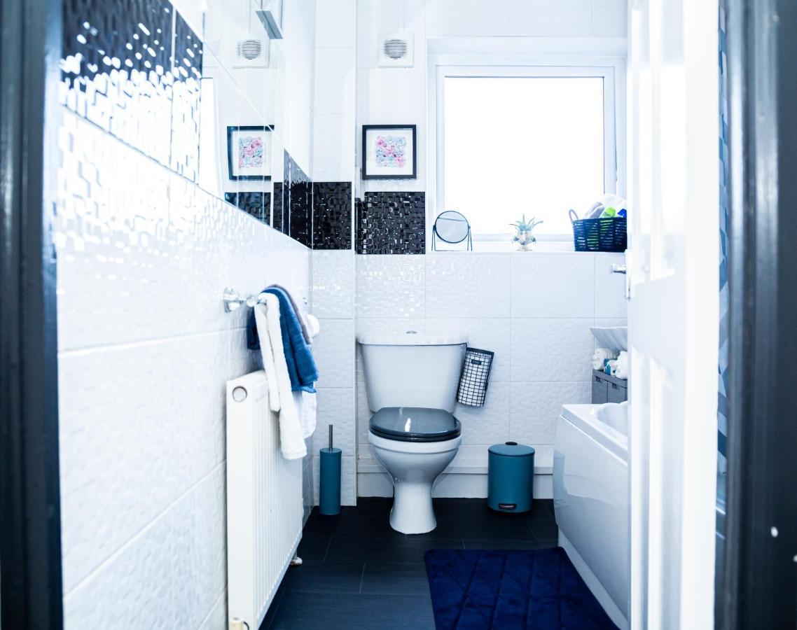 Td Stourb Dudley - Luxurious 3 Bedroom House - Sleeps 7 - Dy1 - Long And Short Stay Brierley Hill Exteriör bild
