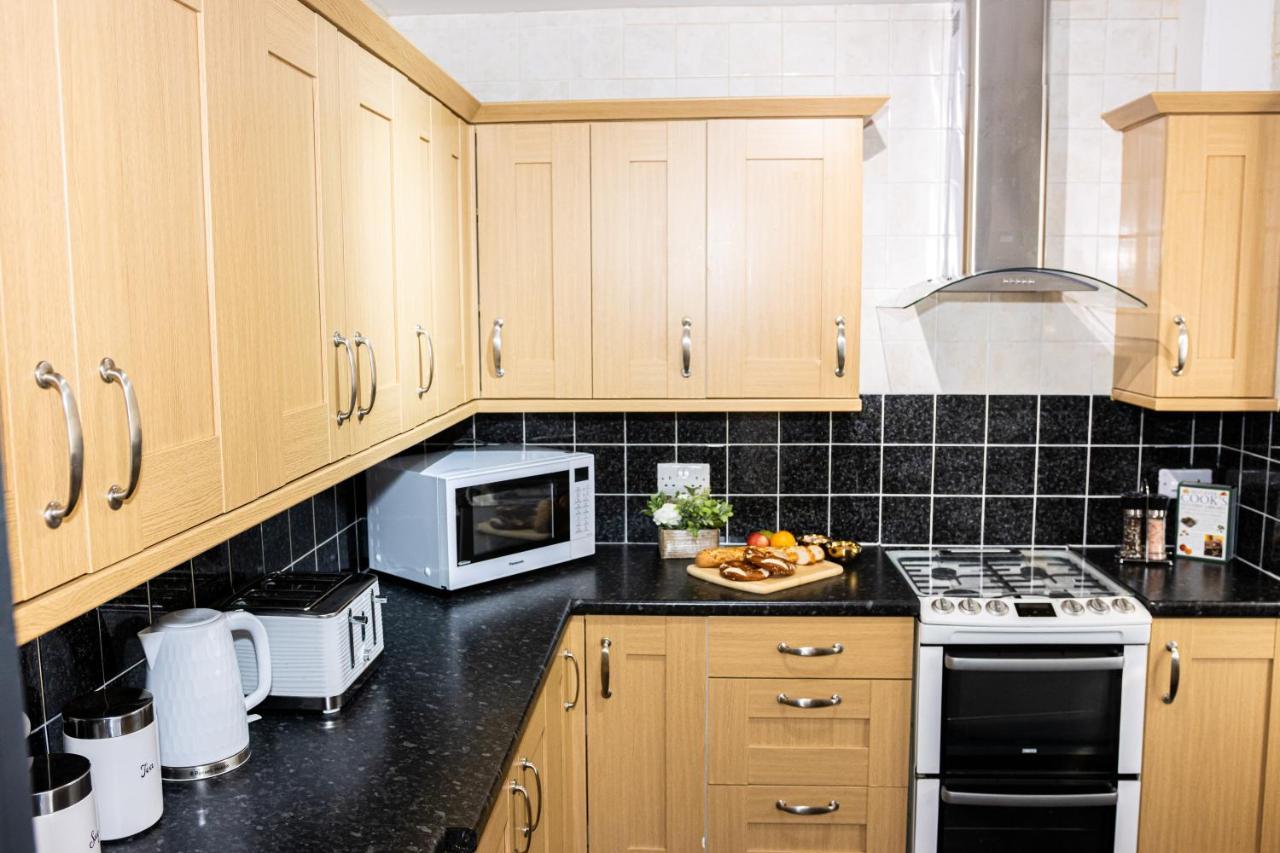 Td Stourb Dudley - Luxurious 3 Bedroom House - Sleeps 7 - Dy1 - Long And Short Stay Brierley Hill Exteriör bild